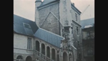 BEAUNE, FRANCE 1970: 70 'lerde Beaune şehri sokak manzarası