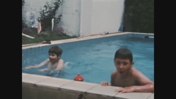 1970年 昭和45年 3月フランス バウグニー 70年代に自宅のプールで子供たち — ストック動画