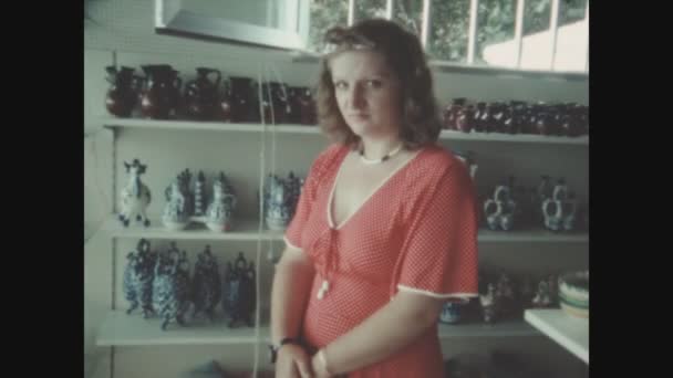 Malaga Spanien Juni 1979 Mädchen Souvenirladen Beobachtet Ein Regal Voller — Stockvideo