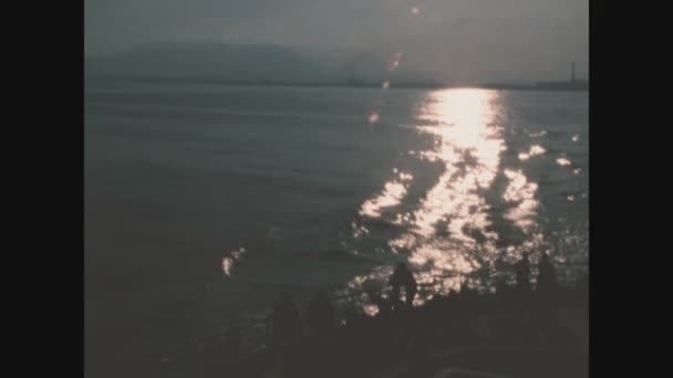มาเลเซ สเปน นายน 1979 โดยสารบนดาดฟ งแล นเร อในทะเลในย — วีดีโอสต็อก