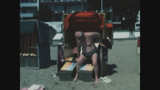 Foehr Tyskland Juni 1985 Gammal Fet Man Semester Stranden Talet — Stockvideo