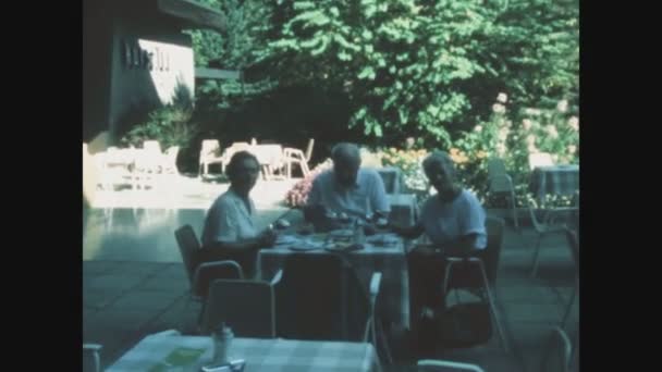 Gmund Karnten Ausztria Június 1985 Nyugdíjas Nyugdíjasok Bárban Asztal Években — Stock videók