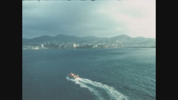 Ibiza Espanha Outubro 1988 Pessoas Entram Bote Salva Vidas Navio — Vídeo de Stock