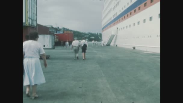 Castries Saint Lucia Janeiro 1985 Pessoas Entram Navio Cruzeiro Nos — Vídeo de Stock