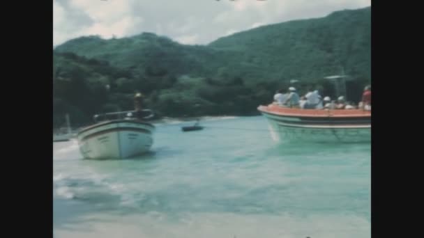 Bequia Grenadine Januari 1985 Stranden Bequia Båtar Talet — Stockvideo