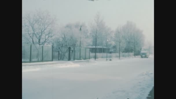 Berlim Alemanha Janeiro 1985 Estrada Vazia Coberta Neve Gelo Nos — Vídeo de Stock