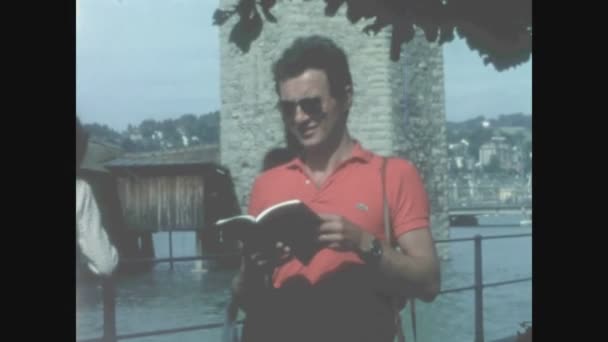 Maloja Switzerland June 1975 70年代的街头游客咨询导游 — 图库视频影像