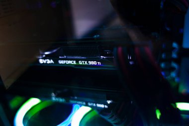 MILAN, ITALY 9 Nisan 2022: bir oyun bilgisayarında GPU video kartı. GPU kavramı eksikliği. Minig GPU kavramı.