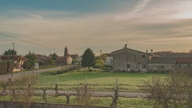 İlkbaharda gün batımında kırsal köyün hızlandırılmış çekimi