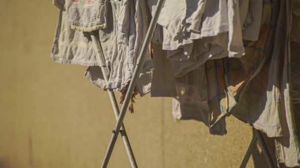 Detail Der Kleidung Zum Trocknen Auf Einem Ständer Aufgehängt — Stockvideo