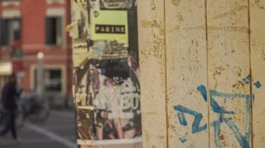 ROVIGO, İtalya 14 Nisan 2022: Güneşli bir yaz gününde Vittorio Emanuele Meydanı ile İtalya 'nın Rovigo kasabası