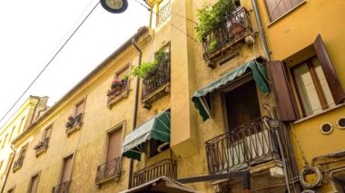 ROVİGO, İTALYA 14 Nisan 2022: Renkli evler cephesinin ayrıntıları