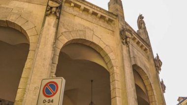 ROVIGO, İtalya 14 Nisan 2022: Güneşli bir yaz gününde Vittorio Emanuele Meydanı ile İtalya 'nın Rovigo kasabası