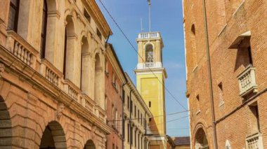 İtalya, Rovigo 'daki Giuseppe Garibaldi Meydanı antik çan kulesinin detayları