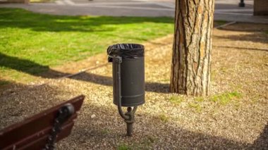 Parktaki çöp kutusunun ayrıntıları