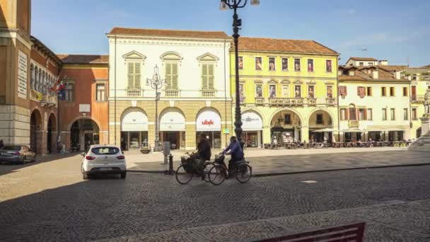 Rovigo イタリア14エイプリル2022 歴史的なイタリアの都市ロビゴのジュゼッペ ガリバルディ広場 — ストック動画