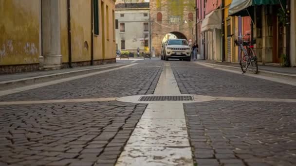 Rovigo Italien April 2022 Straßenpflaster Kanaldeckel Detail — Stockvideo