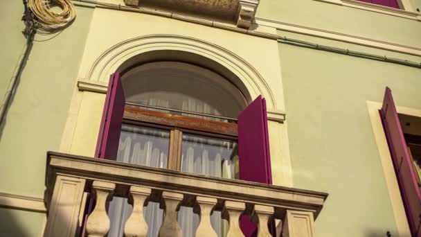 Tarihi Bina Üzerindeki Pencere Balkonların Ayrıntıları — Stok video