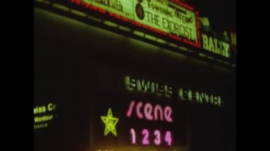 LONDON, BİRLİK KINGDOM MAYIS 1975: 70 'lerde Piccadilly Sirki' nde gece ilan panosu yandı