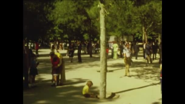 Albacete Spanje Mei 1976 Menigte Mensen Het Park Jaren — Stockvideo