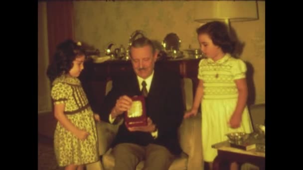 Albacete Španělsko 1976 Dívky Přinášejí Dědovi Dárek Rodinné Vzpomínky Španělská — Stock video