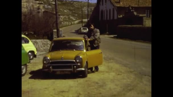 Nuevalos Spagna Giugno 1975 Mini Cooper Car Una Strada Viaggio — Video Stock