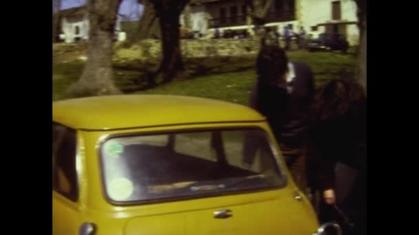 Nuevalos Spanya Haziran 1975 Lerde Bir Grup Arkadaş Seyahat Durağı — Stok video