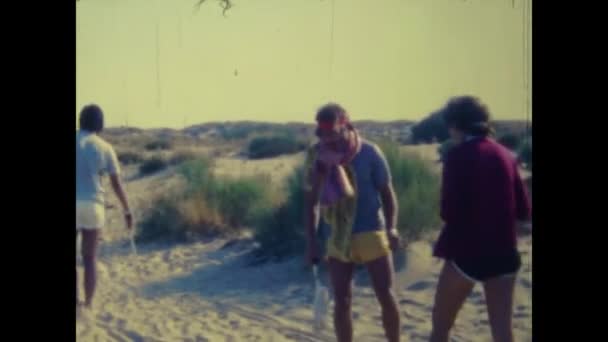 Ibiza Hiszpania Czerwiec 1975 Grupa Przyjaciół Darmowej Plaży Latach — Wideo stockowe