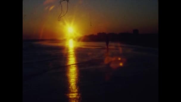 Ίμπιζα Ισπανία Ιούνιος 1975 Ηλιοβασίλεμα Στην Παραλία Της Ίμπιζα 1970 — Αρχείο Βίντεο