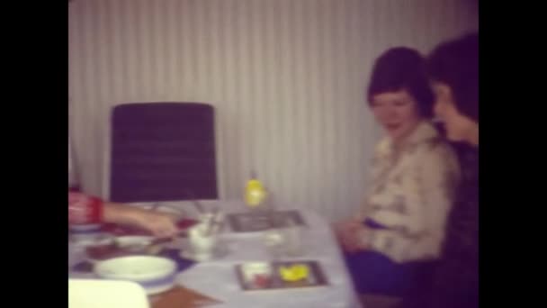 Amsterdão Holanda Maio 1969 Pessoas Casa Jantando Década — Vídeo de Stock