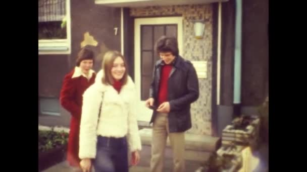 Amsterdam Nizozemsko Květen 1969 Kluci Jedou Navštívit Svou Babičku Letech — Stock video