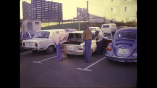 Amsterdam Nizozemsko Květen 1969 Zkontrolujte Motor Auta Parkovišti 60S — Stock video