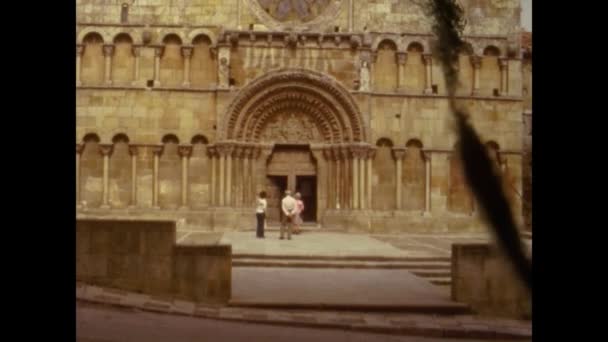 스페인 도밍고데라 칼자다 1975 후안데 두에로 수도원 — 비디오