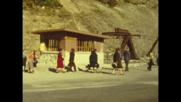 Ezcaray Spain May 1975 Ezcaray Mountain Scene Tourists 70S — Vídeo de Stock