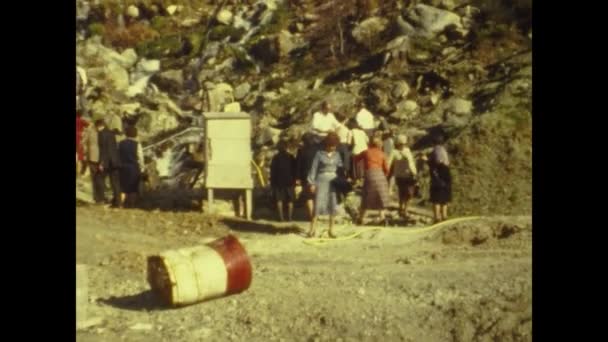 Ezcaray Spain May 1975 Ezcaray Mountain Scene Tourists 70S — Stock Video