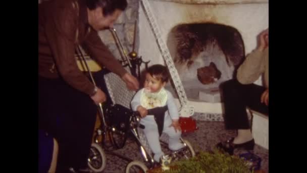 Salobrena Spanya 1970 Lerde Oturma Odasında Aile Anıları — Stok video