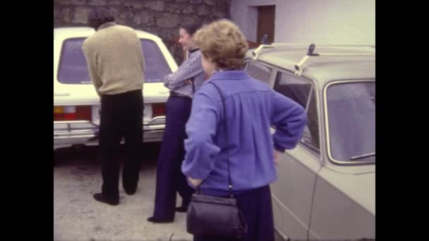 Salobrena Spanien Kan 1970 Familjen Redo Att Kliva Bilen För — Stockvideo