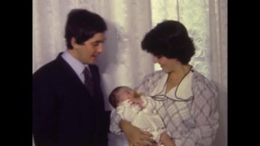 Palermo, İtalya Eylül 1983: Anne ve baba 80 'lerde vaftiz gününde