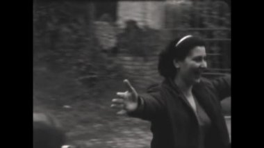 Terni, İtalya Ekim 1955: Arkadaşlar 50 'lerde tanışıp kucaklaşıyor