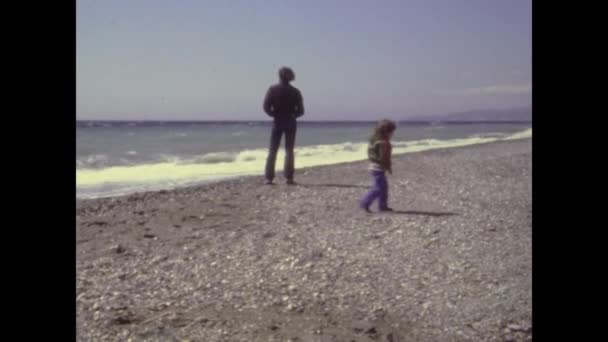 Salobrena Spanien Maj 1970 Far Och Son Vandrar Vid Havet — Stockvideo