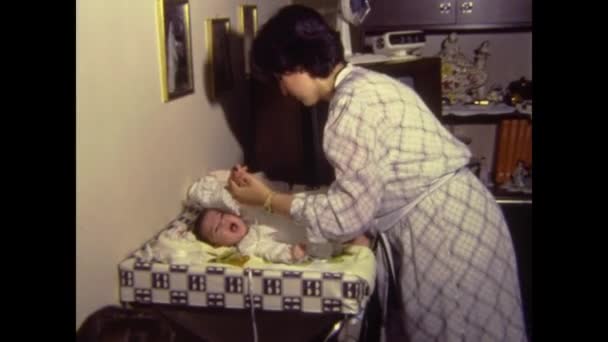 パレルモ イタリア1983年9月 80年代に母親が赤ちゃんを変更して洗う — ストック動画