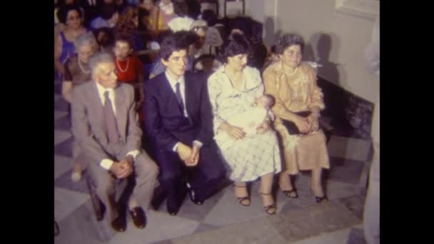 パレルモ イタリア1983年9月 80年代に教会で赤ちゃんの儀式キリスト教の洗礼 — ストック動画
