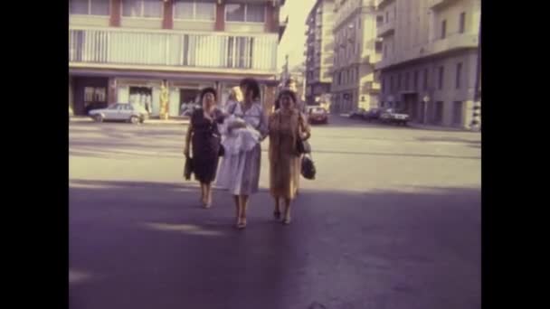 1983年9月9日 意大利巴勒莫 80年代 母亲抱着孩子进城散步 — 图库视频影像