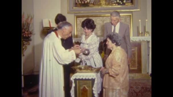 Παλέρμο Ιταλία Σεπτέμβριος 1983 Τελετή Χριστιανικής Βάπτισης Του Μωρού Στην — Αρχείο Βίντεο