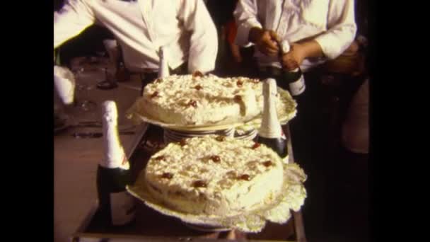 Palermo Italy September 1983 Waiters Bring Cake Restaurant 80S — стоковое видео