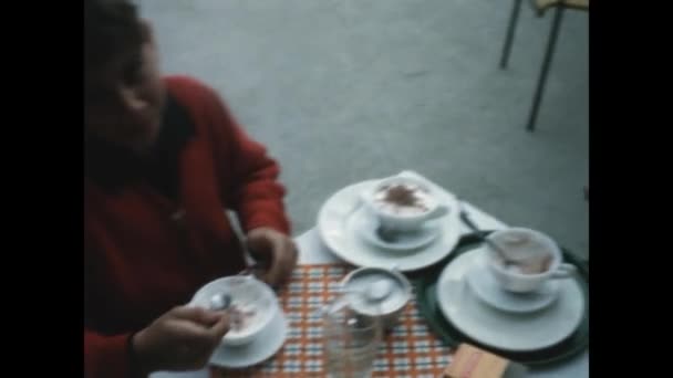 Dolomieten Italië Mei 1963 Familie Ontbijt Café Jaren — Stockvideo