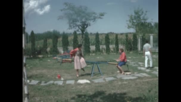 Dolomiten Italien Mai 1963 People Fun Swing Park 60S — Stockvideo