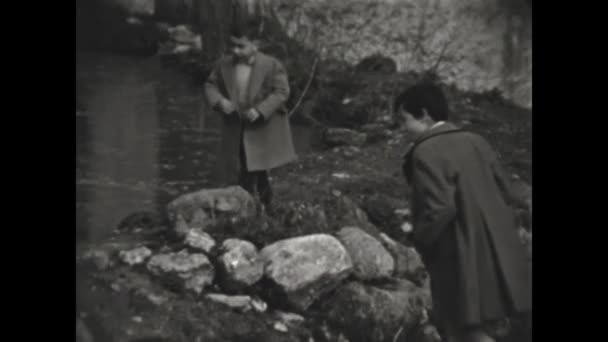 Dolomites Italie Mai 1959 Des Enfants Jouent Sur Étang Dans — Video