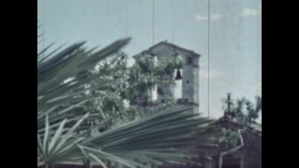 Терни Италия Июнь 1955 Мать Обнимает Маленькую Девочку Семейные Воспоминания — стоковое видео