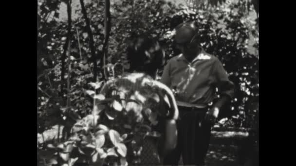 1957年8月 50年代的家庭记忆花园人 — 图库视频影像